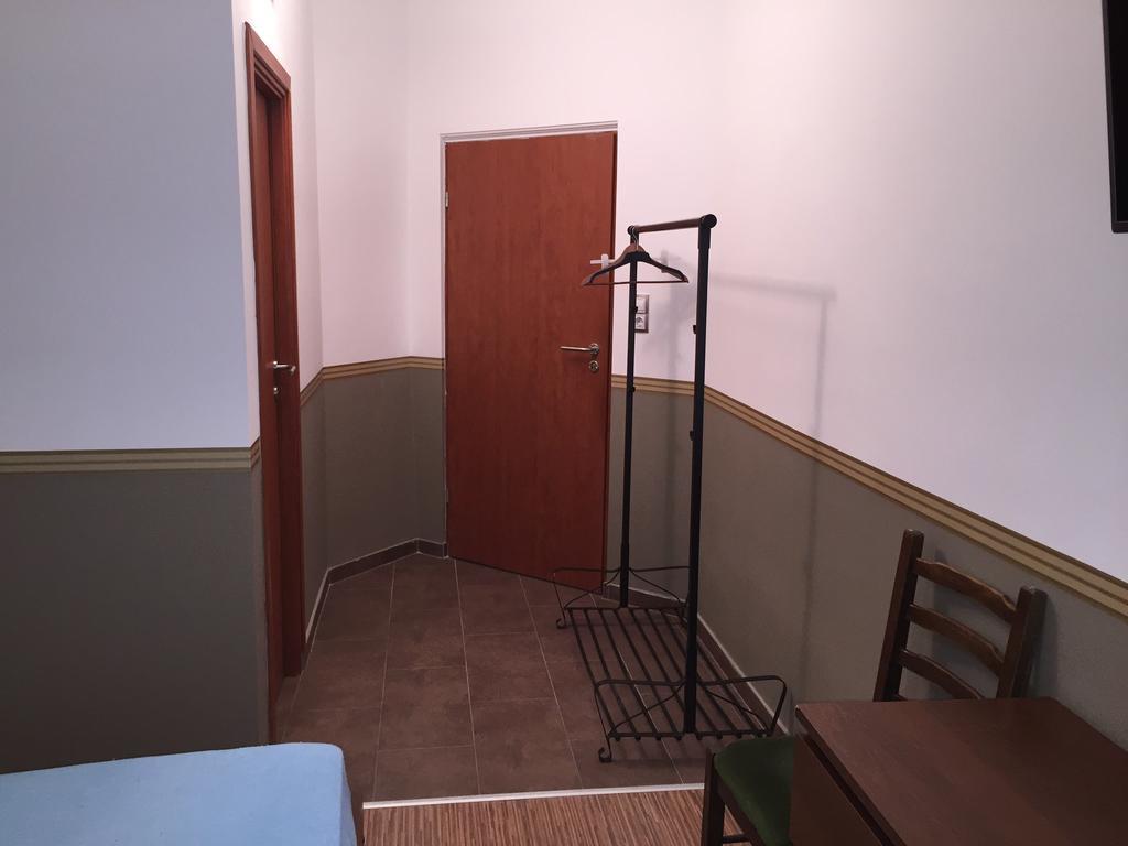 Elvis Guesthouse Budapest Ngoại thất bức ảnh